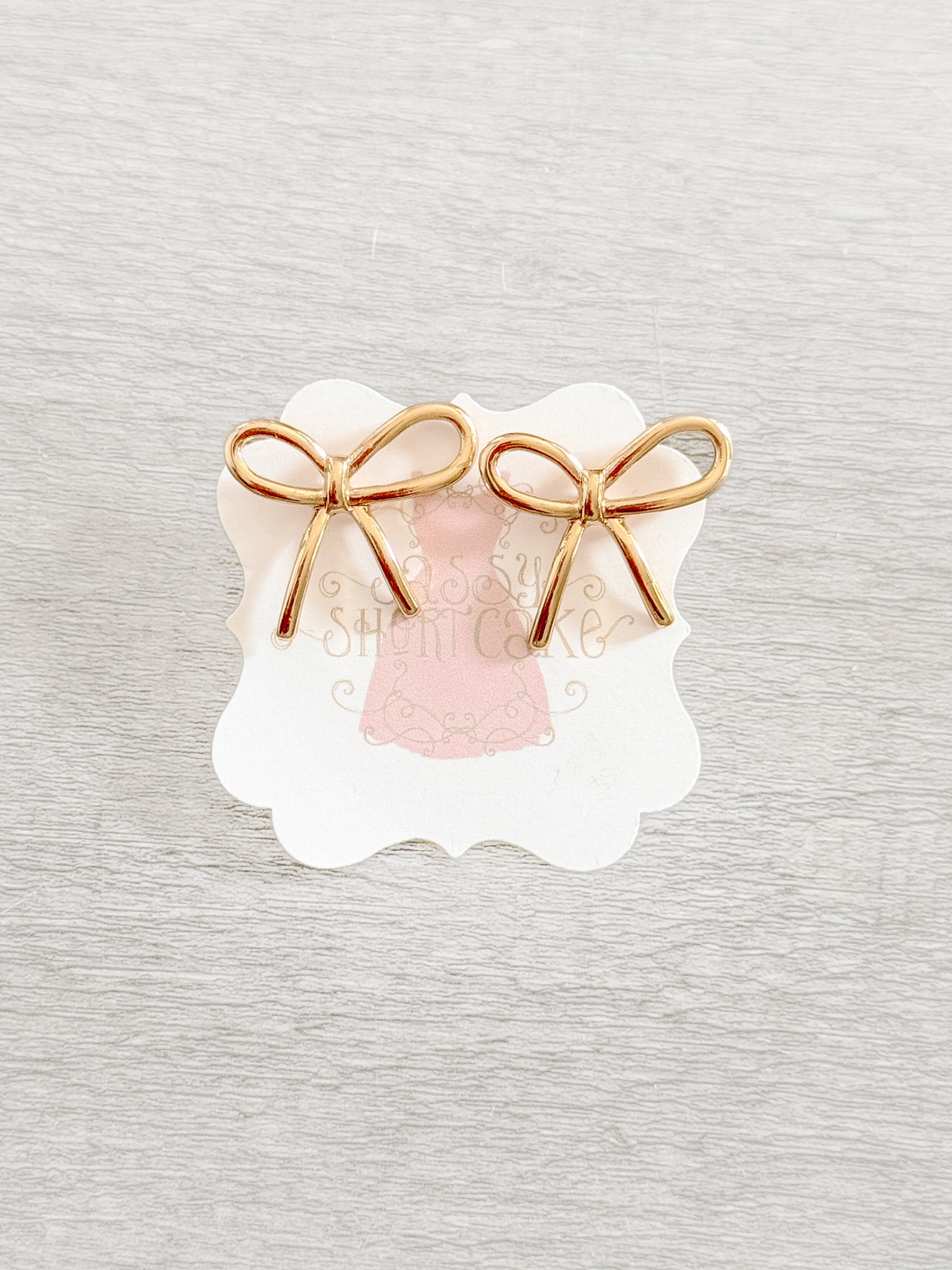 Gold Classic Bow earrings: elegant gold bow-shaped earrings for women.

