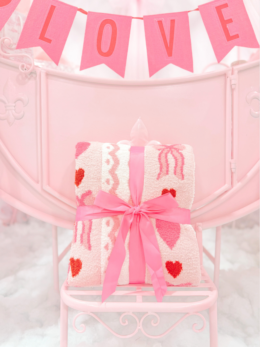 Love Bow Blanket Sassy Shortcake – rolled microfiber throw blanket with pink ribbon bow styled in pink room