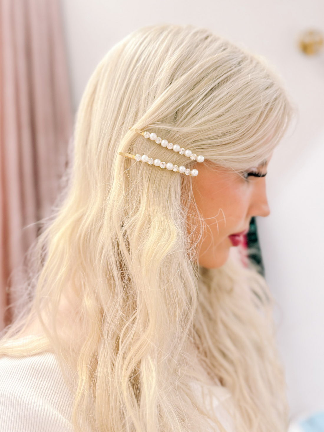 Pearl rhinestone hair pin set; elegant gold clips adorned with pearls and rhinestones.
