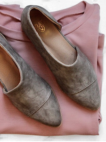 Best Foot Forward | grey flats with side cut out and pointed toe | sassyshortcake.com | Sassy Shortcake 